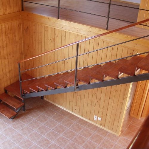 escalera interior casa de madera prefabricada Vilas Anderson