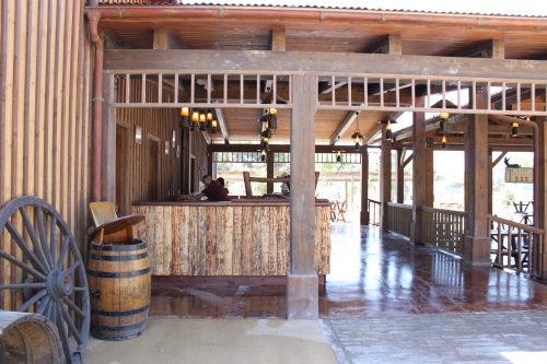 terraza restaurantes con paredes prefabricadas de madera